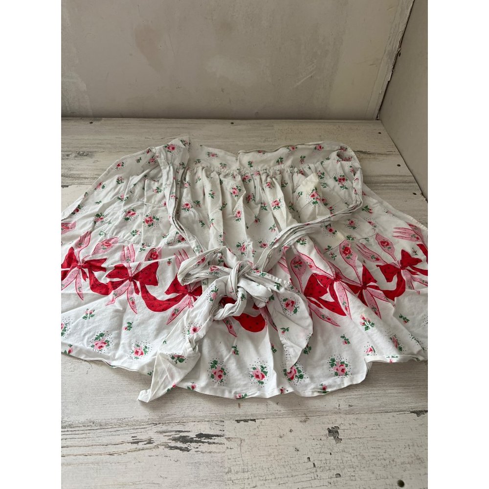 White red and pink apron with two front pockets